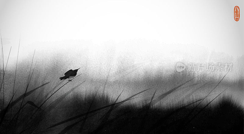 水墨画雾蒙蒙的草地和黑鸟。传统的东方水墨画sumi-e, u-sin, go-hua。